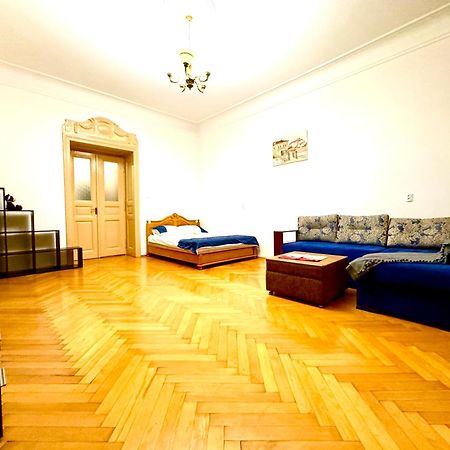 Luxury Apartment Near Rynok Square Lviv Bagian luar foto