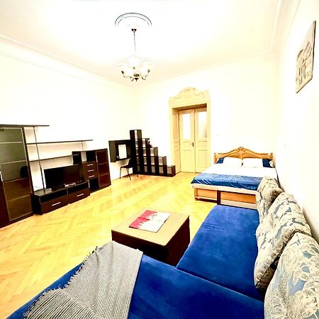 Luxury Apartment Near Rynok Square Lviv Bagian luar foto